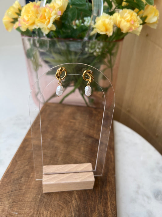 Pretty Pearl Drop Earring